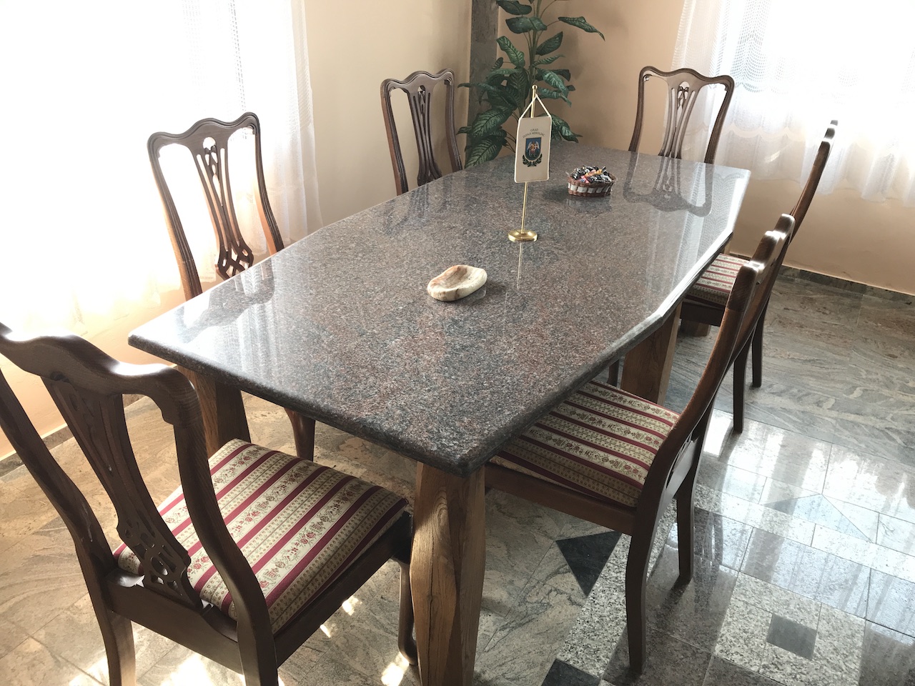 Uredski stol od kamena