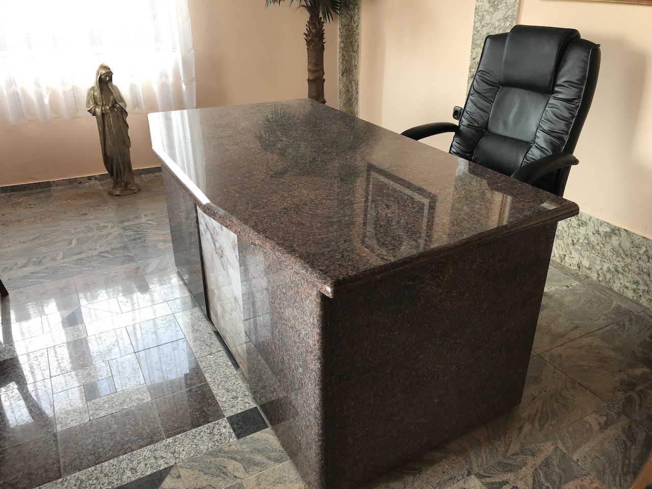Uredski stol od kamena